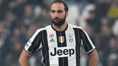 Gonzalo Higuaín vive horas bajas en lo profesional y lo personal.