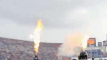 Jared Goff, primera selección global del pasado Draft de la NFL, salta al campo del Memorial Coliseum para su debut con los Rams en contra de Miami.