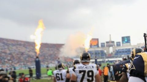 Jared Goff, primera selección global del pasado Draft de la NFL, salta al campo del Memorial Coliseum para su debut con los Rams en contra de Miami.