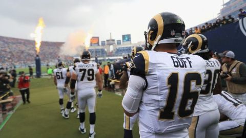 Jared Goff, primera selección global del pasado Draft de la NFL, salta al campo del Memorial Coliseum para su debut con los Rams en contra de Miami.