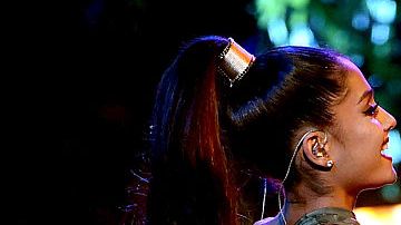 Ariana Grande y Nicki Minaj hicieron arder el escenario con el tema "Side to Side".