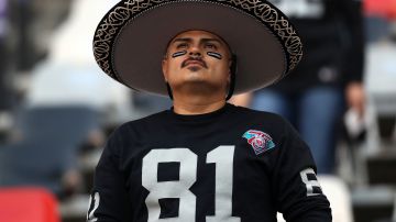 Un aficionado de los Raiders con un sombrero de charro.