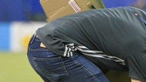 Trabajadores del Estadio Olímpico de Montreal arreglan en terreno de juego para la final de la Conferencia del Este de la MLS.