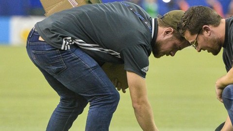 Trabajadores del Estadio Olímpico de Montreal arreglan en terreno de juego para la final de la Conferencia del Este de la MLS.