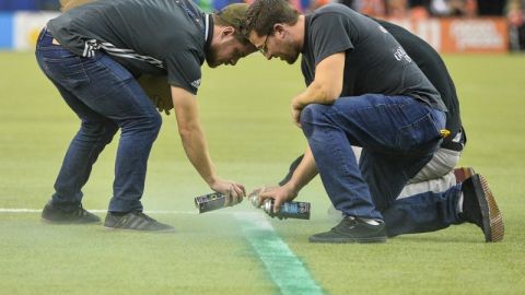 Trabajadores del Estadio Olímpico de Montreal arreglan en terreno de juego para la final de la Conferencia del Este de la MLS.