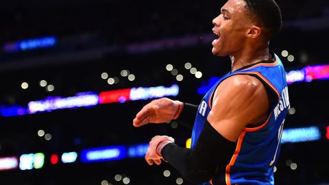 Russell Westbrook muestra su típica pasión para jugar durante el partido de martes contra los Lakers. El astro de Oklahoma City es líder anotador de la NBA.