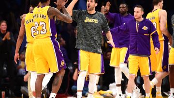 Los jugadores de los Lakers celebran la victoria ante Oklahoma, esta semana.