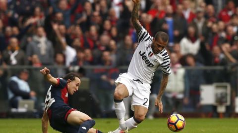 La jugada parecía normal, pero Dani Alves se había roto el peroné.
