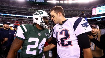 Darrelle Revis, de los Jets, felicita a Tom Brady luego que el quarterback de los Patriots empatara el récord de juegos ganados en la historia de la NFL.