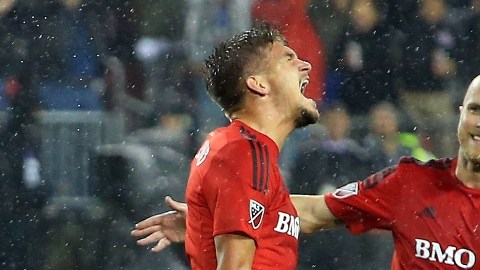 Nick Hagglund y Michael Bradley celebran el triunfo del Toronto FC.
