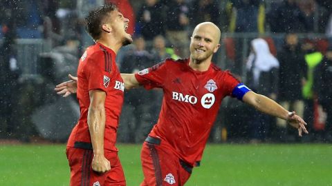 Nick Hagglund y Michael Bradley celebran el triunfo del Toronto FC.