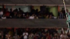 Robert Griffith, de los Cardinals de Arizona, salta al campo del Estadio Azteca con una bandera de México antes del juego del 2 de octubre de 2005 contra San Francisco, el primer juego oficial de la NFL fuera de los Estados Unidos.