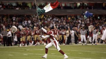 Robert Griffith, de los Cardinals de Arizona, salta al campo del Estadio Azteca con una bandera de México antes del juego del 2 de octubre de 2005 contra San Francisco, el primer juego oficial de la NFL fuera de los Estados Unidos.