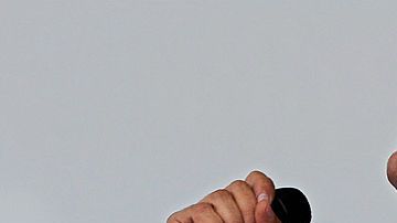 Vives aseguró que para él es un orgullo poder cantar en español.