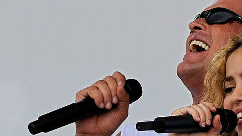 Vives aseguró que para él es un orgullo poder cantar en español.
