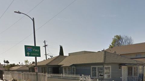 El accidente ocurrió justo antes de la entrada a la autopista 110 en el sur de Los Ángeles.
