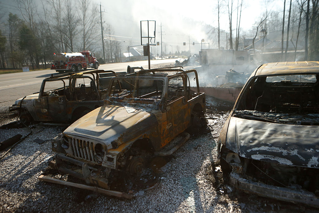 Los restos de un negocio de renta de autos tras el incendio en Gatlinburg, Tennessee. Brian Blanco/Getty Images