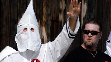 Un miembro del Ku Klux Klan en una marcha en 2004.