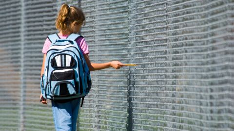 Para los niños sin hogar es más difícil completar sus estudios, debido a sus circunstancias.