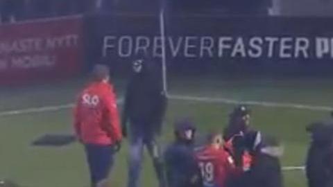 Inadmisible irrupción de los hinchas en el terreno de juego. Larsson se mantuvo tranquilo.