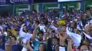 La afición de León en el Nou Camp agitó pañuelos blancos.