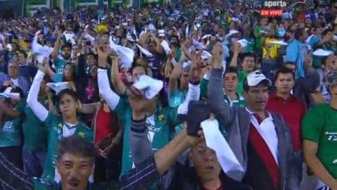 La afición de León en el Nou Camp agitó pañuelos blancos.