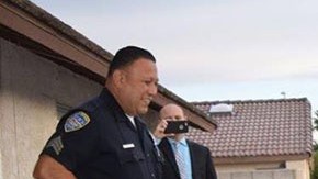 Compañeros de su padre muerto en acción la acompañan a su primer día de clases