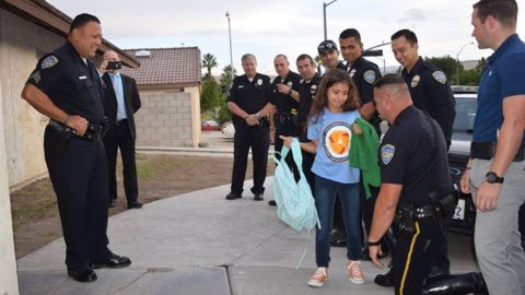 Compañeros de su padre muerto en acción la acompañan a su primer día de clases