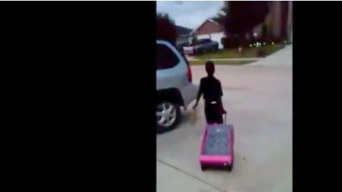 El menor jala su maleta tras ser echado de la casa por su madre.