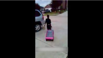 El menor jala su maleta tras ser echado de la casa por su madre.