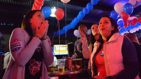 Ciudadanos estadounidenses, entre otros, siguen las elecciones en EEUU en  Ciudad de México.