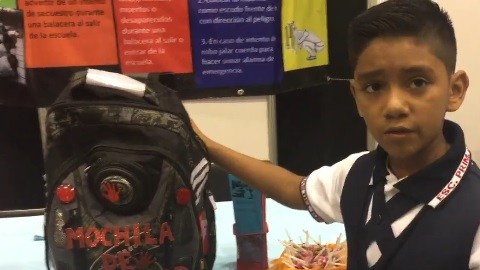 El menor presenta su "mochila de seguridad"