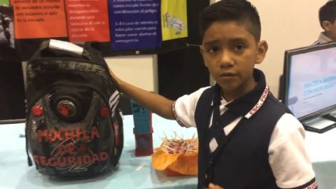 El menor presenta su "mochila de seguridad"