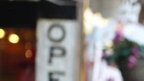 La victoria del demócrata Josh Newman en el tradicionalmente conservador condado de Orange pone de manifiesto un cambio ideológico en la población local. Ahora lo quieren destituir.