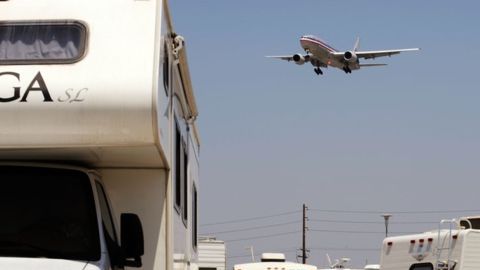 Los empleados han construido una pequeña comunidad en el aeropuerto internacional de Los Ángeles.