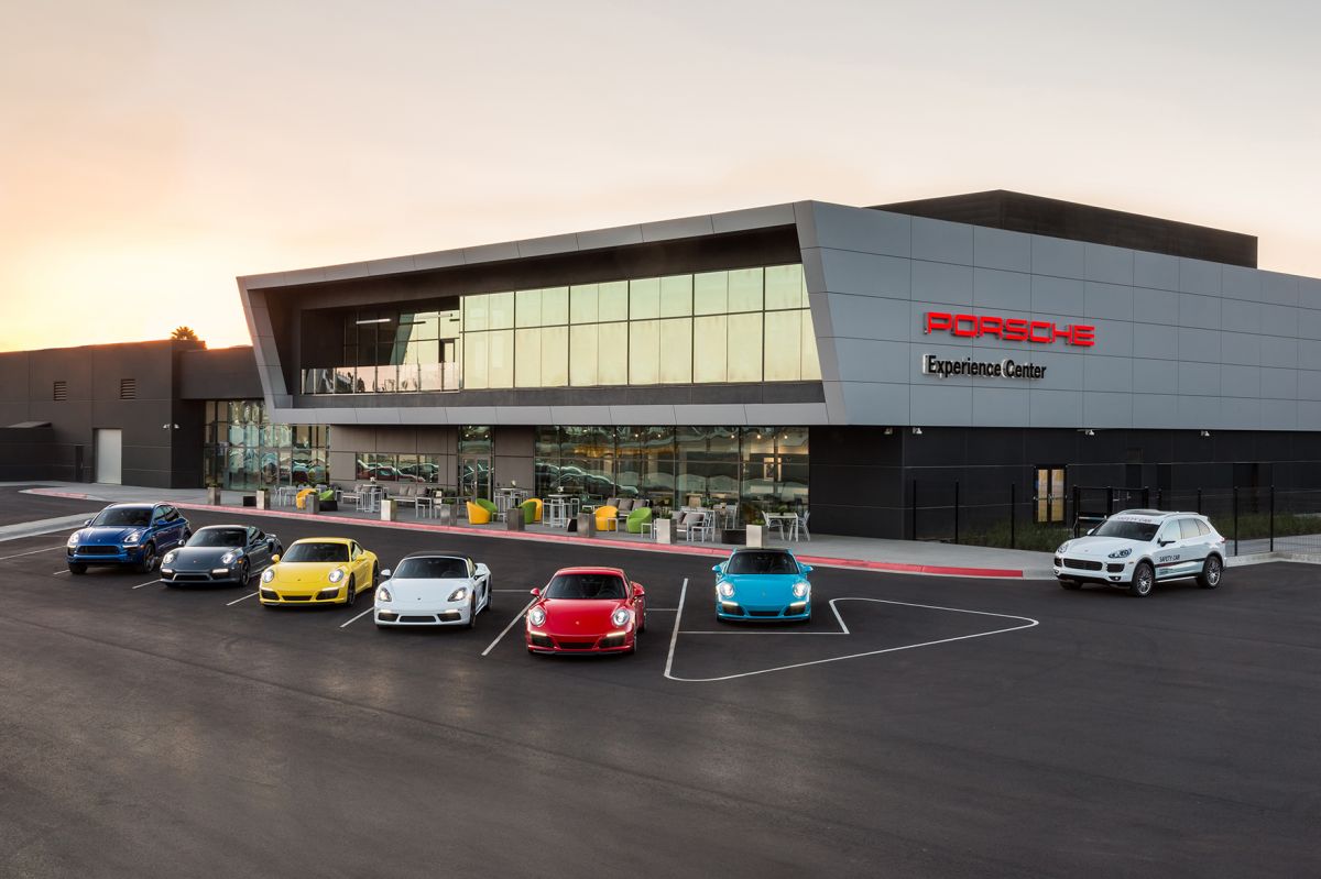 Exterior del Porsche Experience Center en Carson