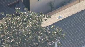 El hombre lleva más de 16 horas atrincherado en la residencia de Pico Rivera.