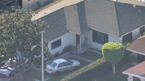 El hombre lleva más de 16 horas atrincherado en la residencia de Pico Rivera.