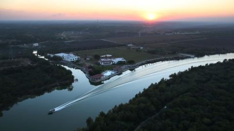 El río Bravo (para los mexicanos) o río Grande (para los estadounidenses),  es una frontera natural entre Texas y México. Getty Images