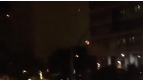 Arde frente a los escalones del Ayuntamiento de Los Ángeles una piñata de Donald Trump.