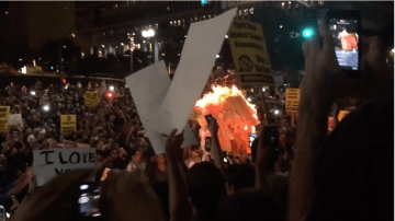 Arde frente a los escalones del Ayuntamiento de Los Ángeles una piñata de Donald Trump.