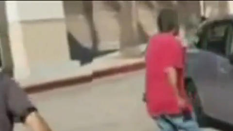 El hombre fue captado en video, y arrestado poco después.