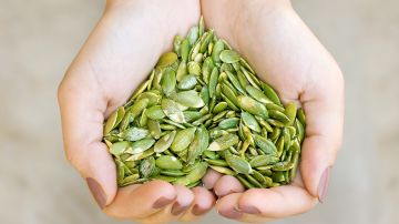 Por su alto contenido de zinc, las semillas de calabaza pueden ayudan a fortalecer el sistema inmune, previniendo el fácil contagio de los resfriados.