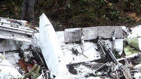 Equipos de rescate recuperan cuerpos del avión siniestrado.