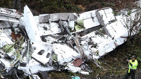 Equipos de rescate recuperan cuerpos del avión siniestrado.