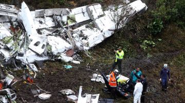 Equipos de rescate recuperan cuerpos del avión siniestrado.