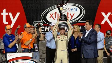 Daniel Suarez celebra con el trofeo del NASCAR XFINITY Series.