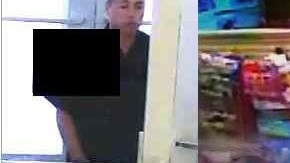 Dos imágenes del sospechoso captadas en las cámaras de seguridad de la tienda donde cometió los crímenes.