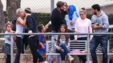 Messi saluda a Shakira mientras Antonella mira para otro lado.