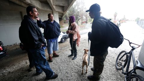Los activistas protestan porque los albergues locales no cuentan con servicios suficientes para alojar a todos los desamparados que actualmente acampan en el río.